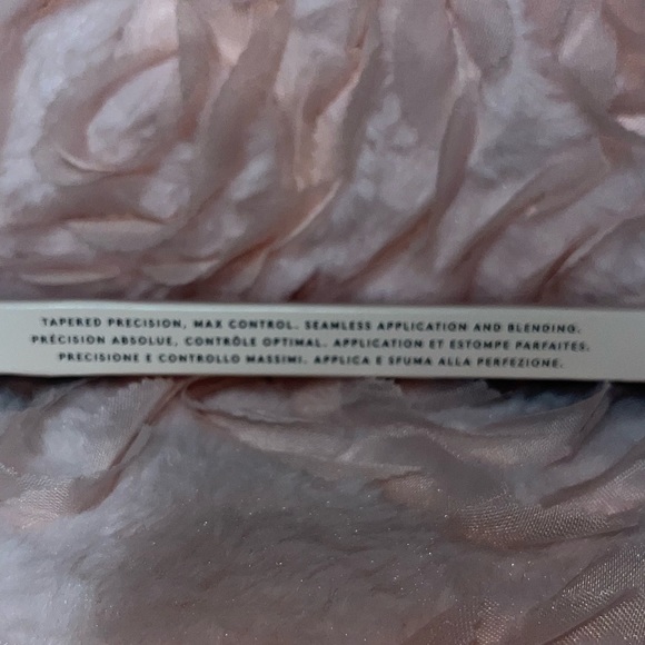 Fenty Beauty by Rihanna
Precision Blending Eyeshadow Brush 230 - Picture 8 of 13